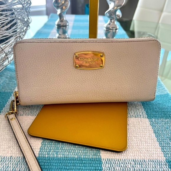 Michael Kors Handbags - Michael Kors White Jetset Wallet/Wristlet